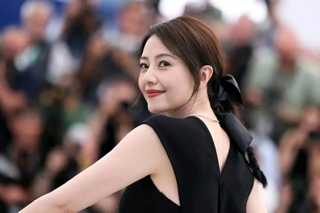高圆圆蝴蝶结麻花辫造型出圈！别样风情尽显女神气质