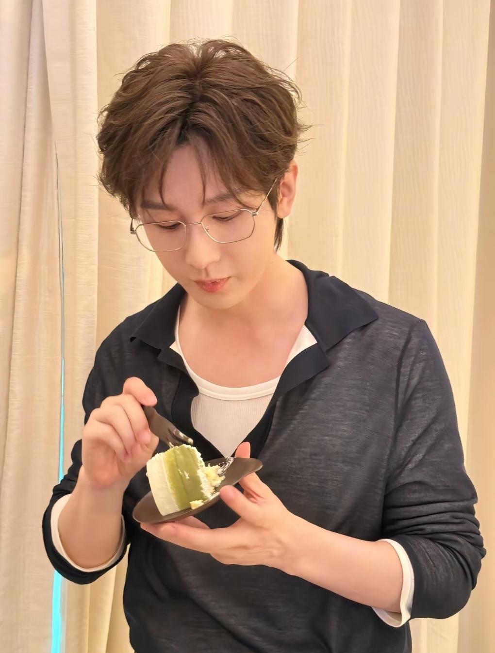 成毅五月生日月，他大概已经切过好几轮蛋糕了吧？家里的温馨时刻，粉丝的心意投喂，工