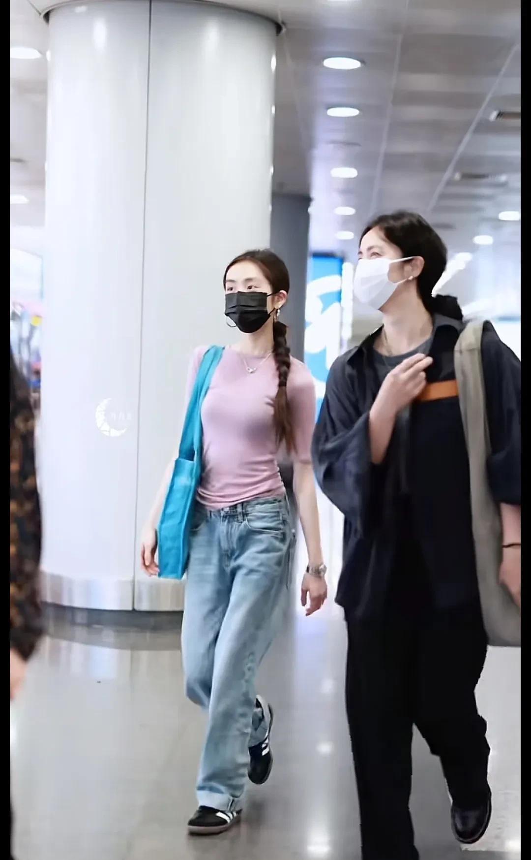 孙莉和多多回国，一眼没认出来那个是妈妈，那个是女儿，只能说母女两人长得像，孙莉保