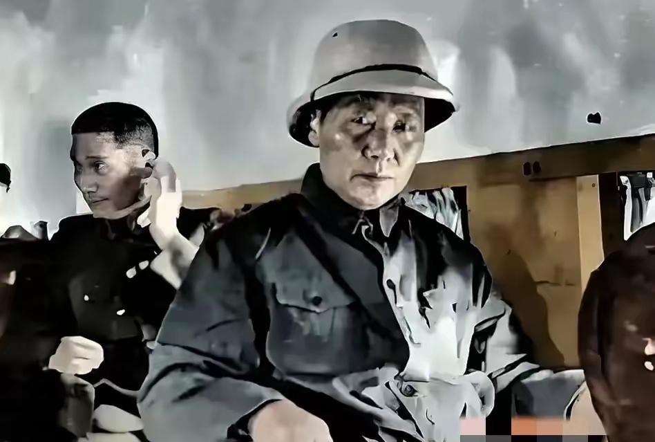 这是伟人乘坐飞机去重庆谈判的路上，正在低头沉思救中国的办法，表情沉重，目光坚毅，