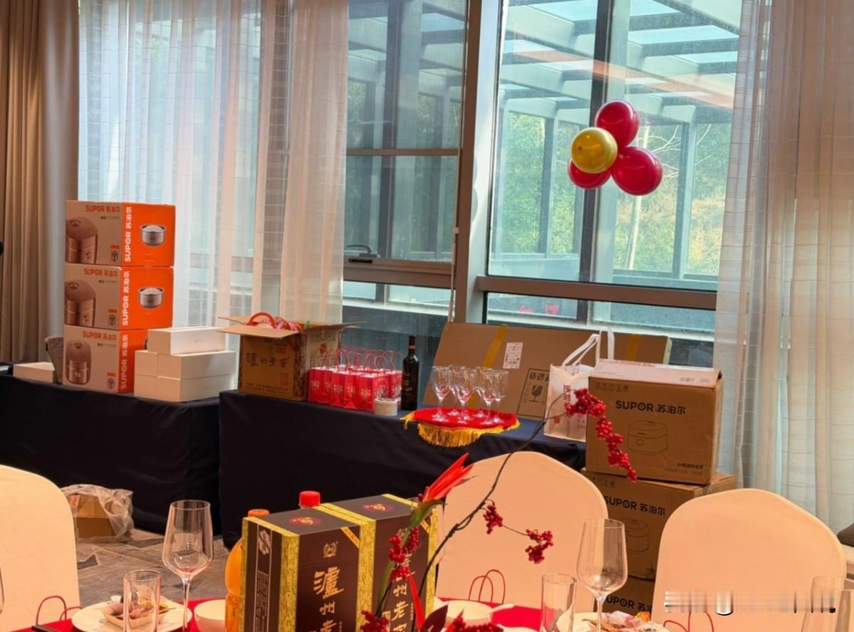 什么叫高情商？今天果真被分公司的年会主持人给震憾了！抽奖时员工随口说了一句让分公