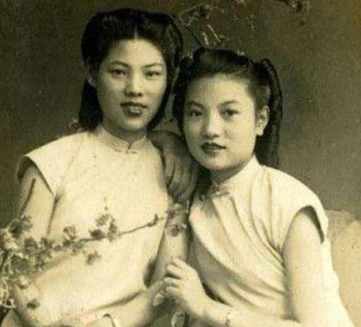 1936年，一个日本列车员在火车上毒打一位中国老太太，随后哈哈狂笑。老太太怀