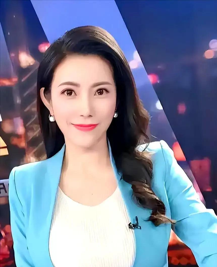 她不是豪门媳妇，更不是流量母体。1985年生在广西百色，本科学播音，进省级南方电视台，从外景记者干起