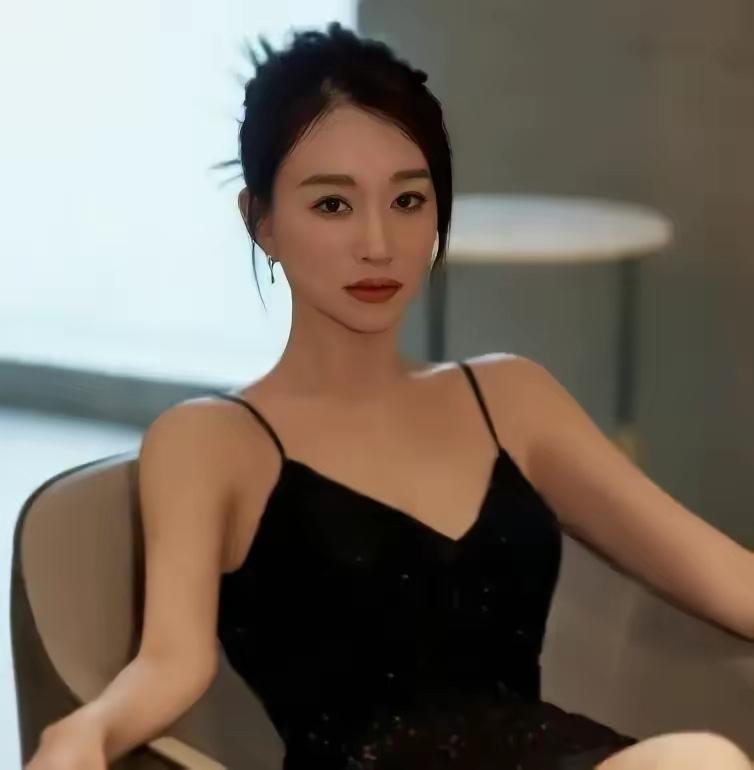 李小冉是真的很美啊（左边照片）当初和有才华又帅气的大导演鄢颇在一起可谓是绝对