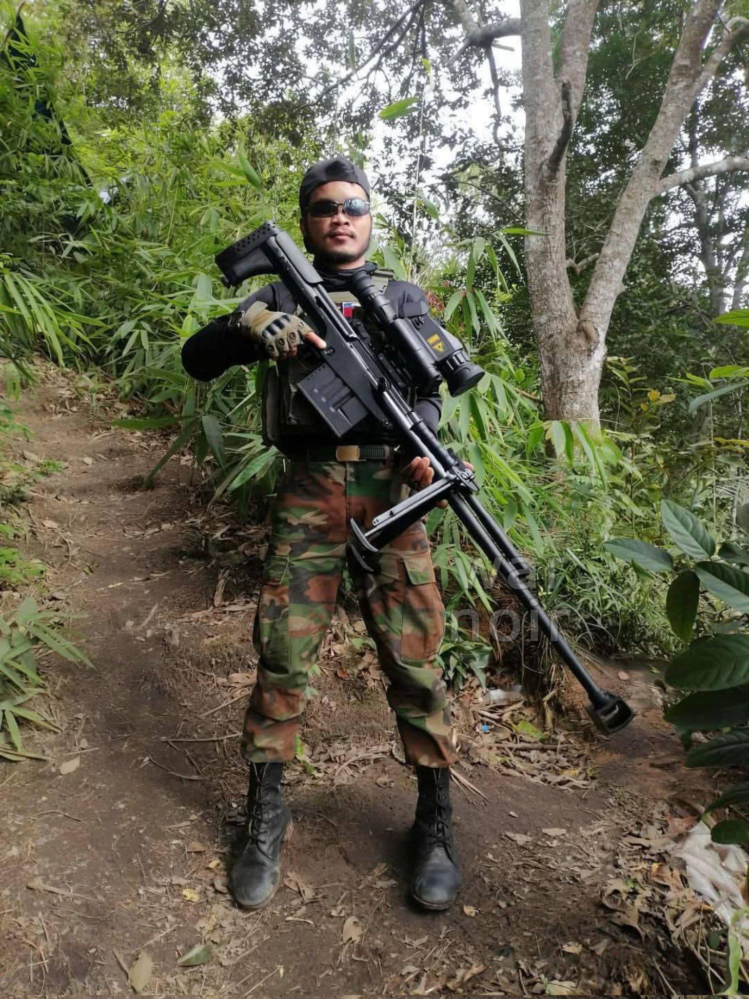 泰柬冲突外网图片显示：一个柬埔寨士兵手持一支10大狙。