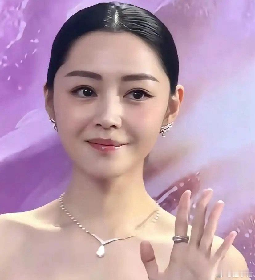 果然，网友的眼光是雪亮的，卫诗雅如果去掉那几根散着的头发，真的美得很高级