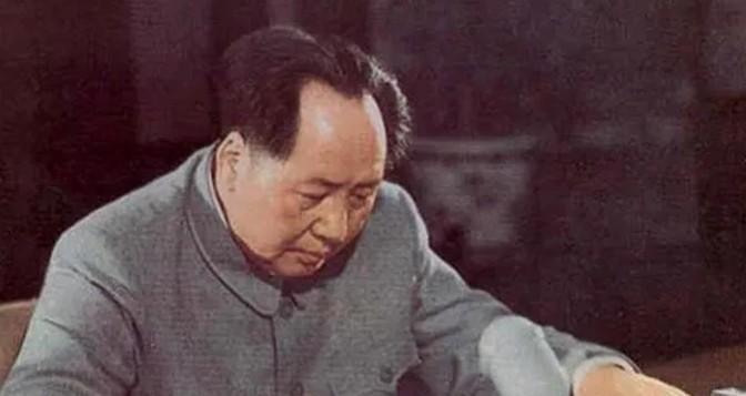 1950年，毛主席正在中南海开会，不料秘书手拿一封密电闯了进来，看过电报后，毛主