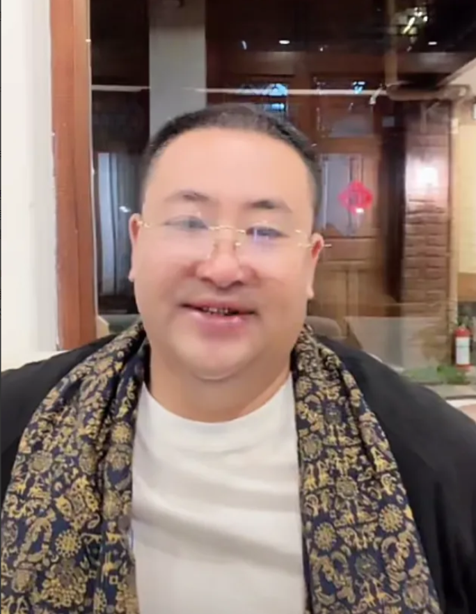 老杨今天十分给力，揭露对面的不为人知的一面！老杨放了一段录屏，内容是有个叫教书