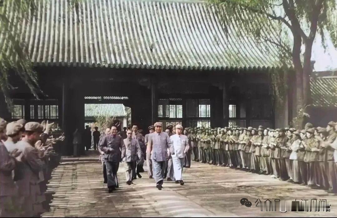 用“龙行虎步”来形容毛主席那强大的气场也一点都不为过。