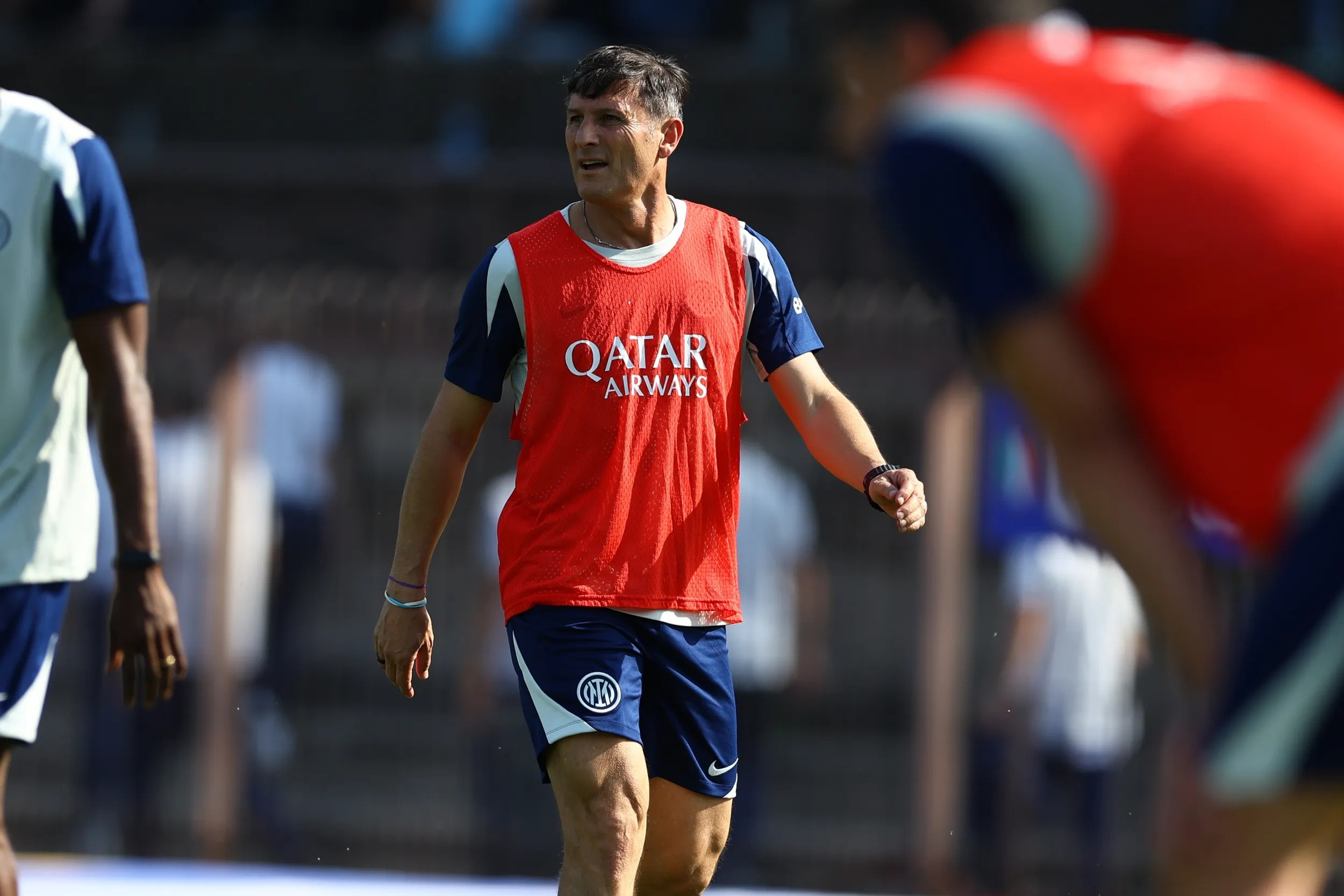 国际米兰身穿西装的萨内蒂还不太显老，球场上的就很明显了。ForzaInter
