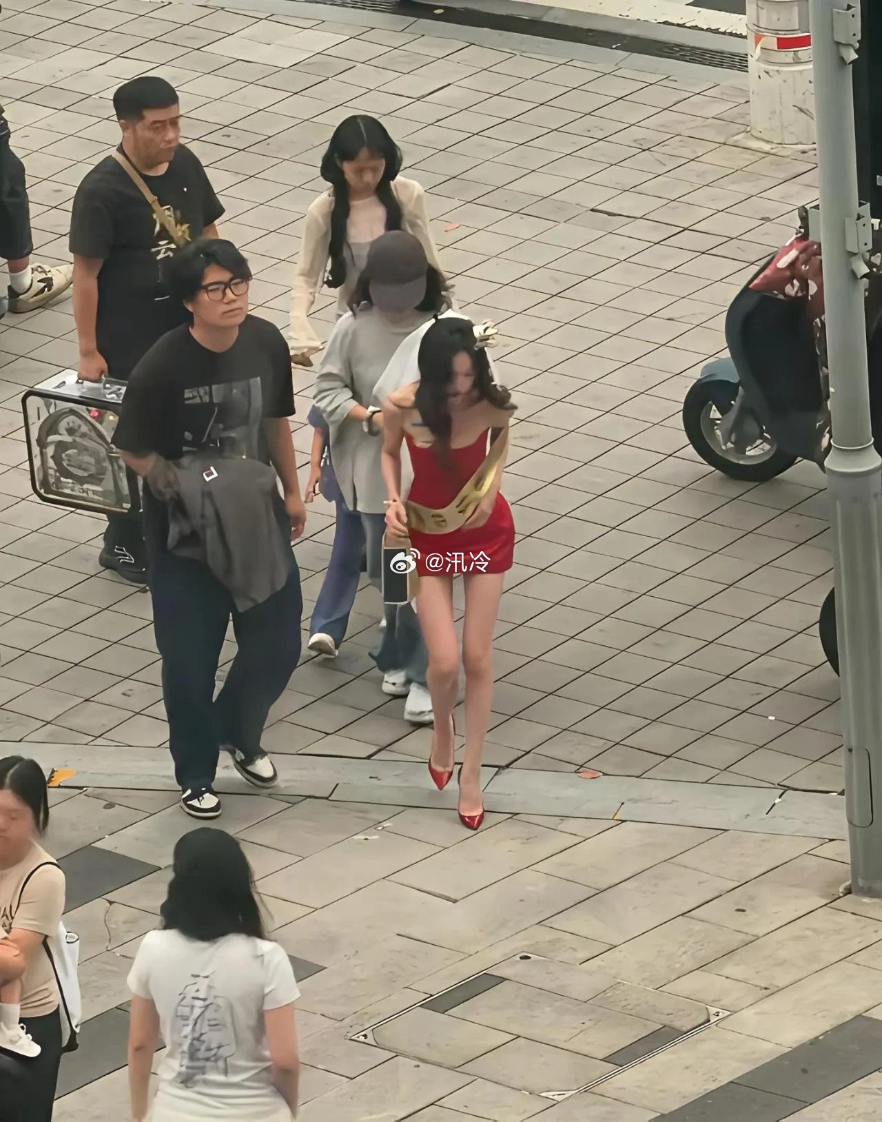 只有瘦到这样上镜才刚好吧