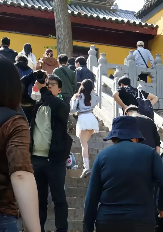 小伙子这摄像机，应该值普通人几个月工资吧。