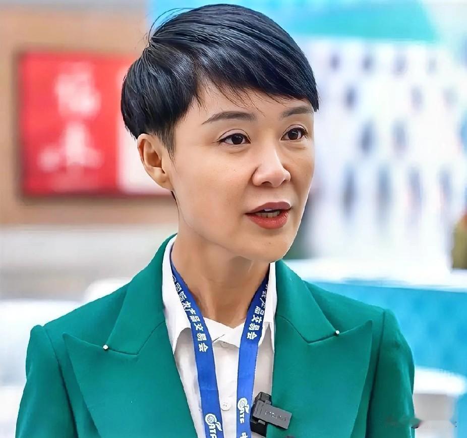 天妒红颜，47岁贺娇龙还是走了，她受伤的原因与坠马细节被曝光。据知情人透露