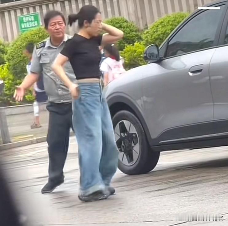 一巴掌打出一个清醒的女人。抖音上的见闻，一个女的，下车就