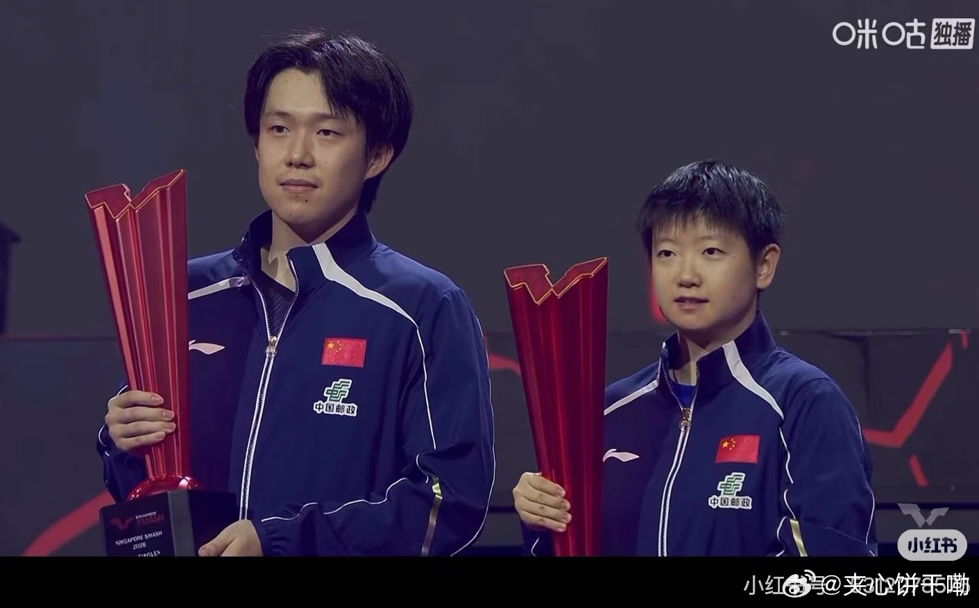 这一对比，莎莎的奖杯巨大一个