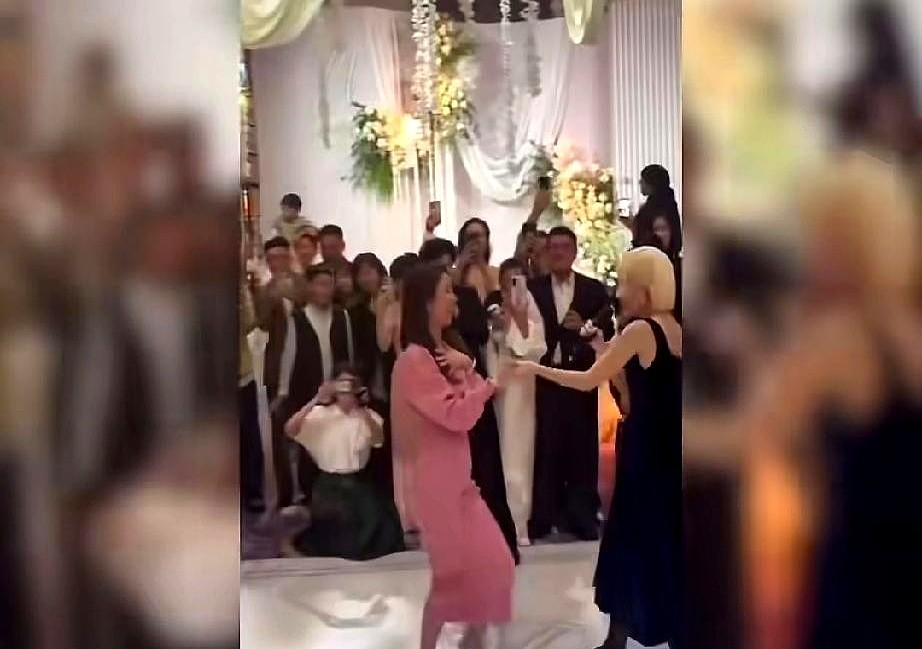 邱泽和许玮宁婚礼上第一个醉的是林心如，她喝高兴了直接光脚上台跳舞，虽然身上那