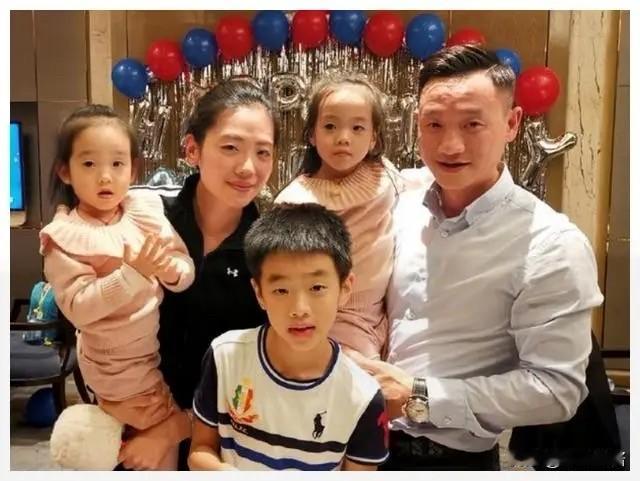 杨威，失策了。奥运冠军杨威，把儿子送到香港读书，每个月只给他3500元生活费