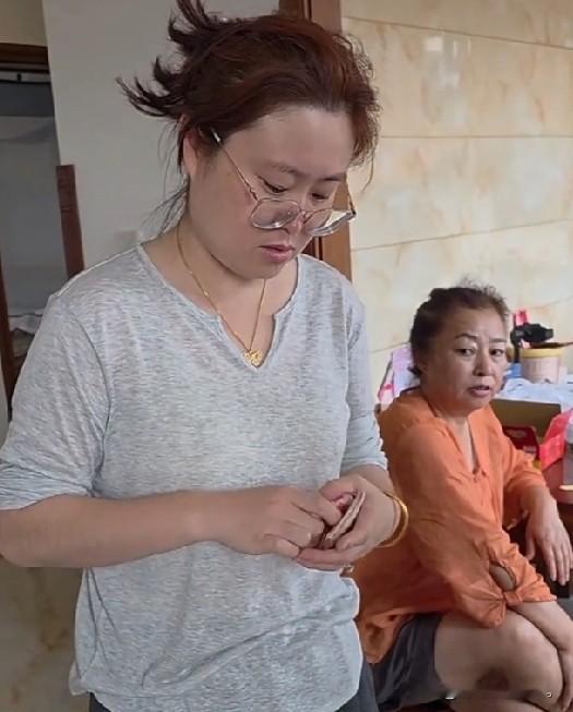小故事！赵大壮离婚一个多月了，到银行去出三千块钱来。大壮顺便回到他