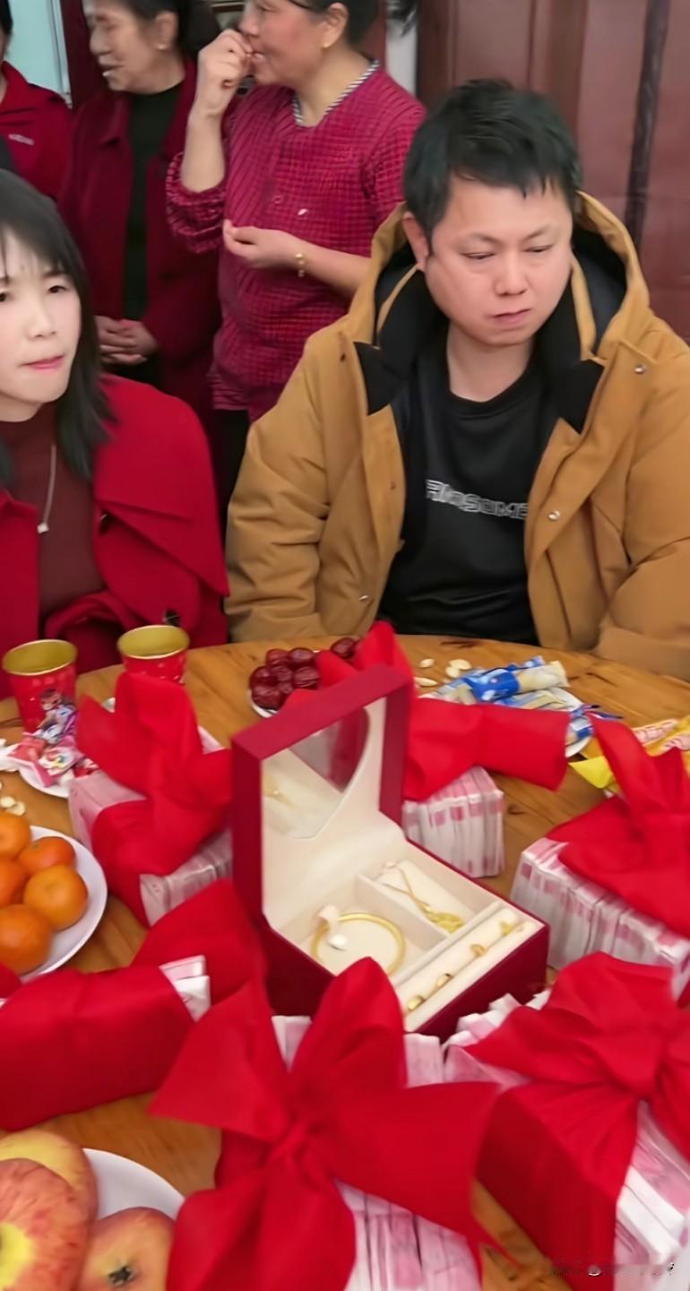男方的父母差点哭了！结婚都不开心，不要谈以后什么孝顺了，事做绝了！败坏风气，