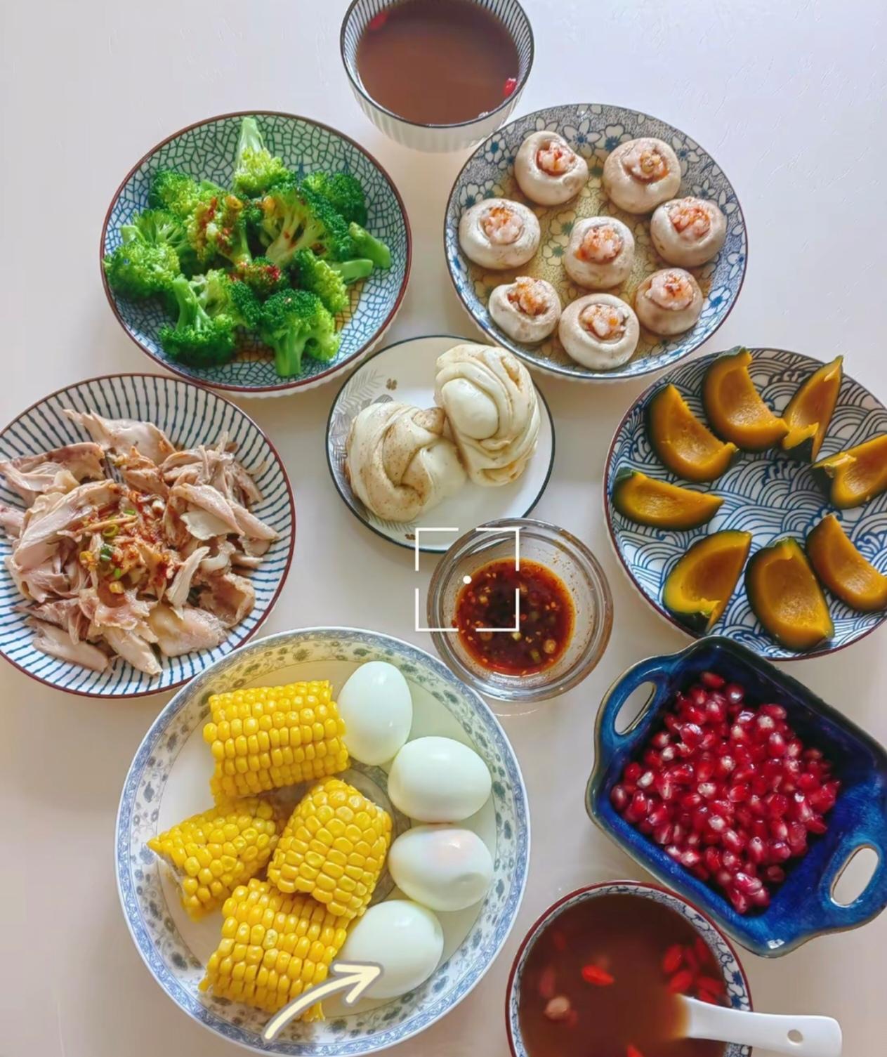 我姐对两个孩子格外上心，一年四季的早餐基本都亲手在家做。每顿早餐营养搭配均衡