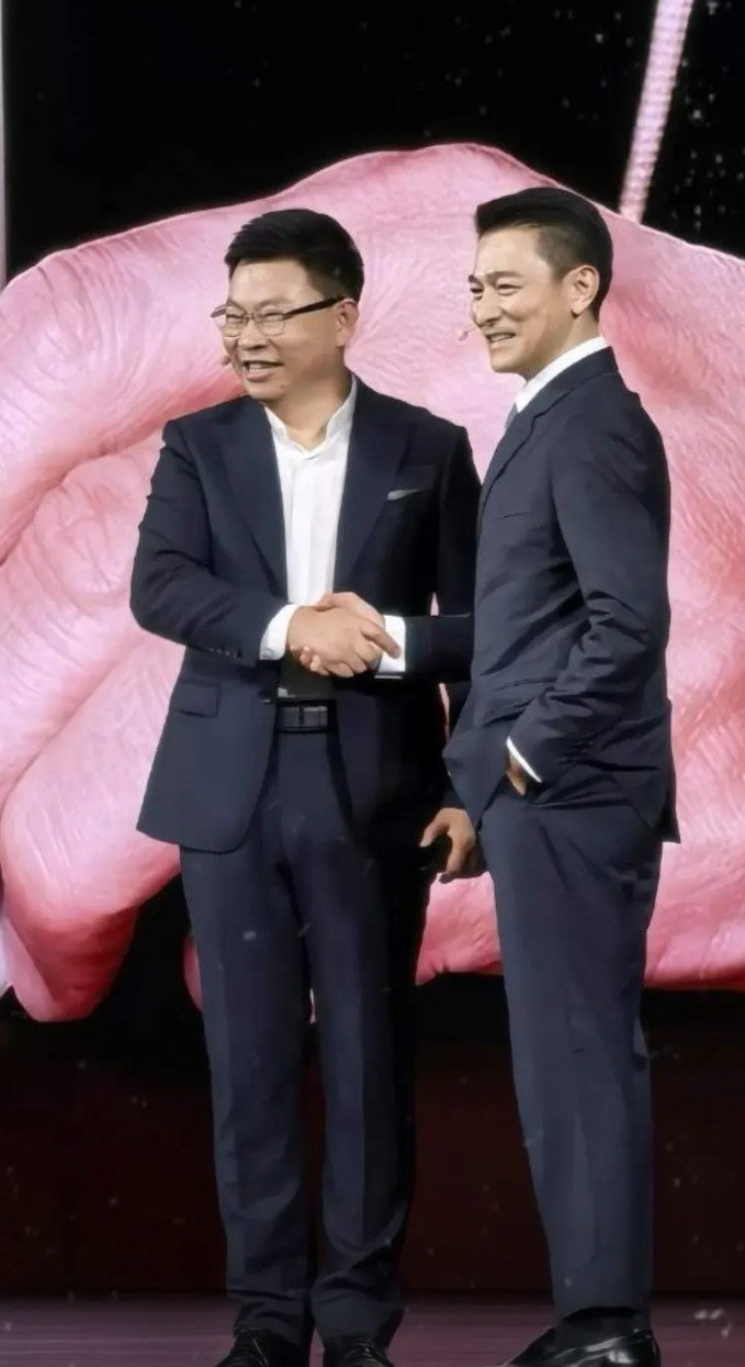 华为找刘德华的原因：1、口碑好，基本不会翻车，代言稳定！2、刘德华情商高，轻