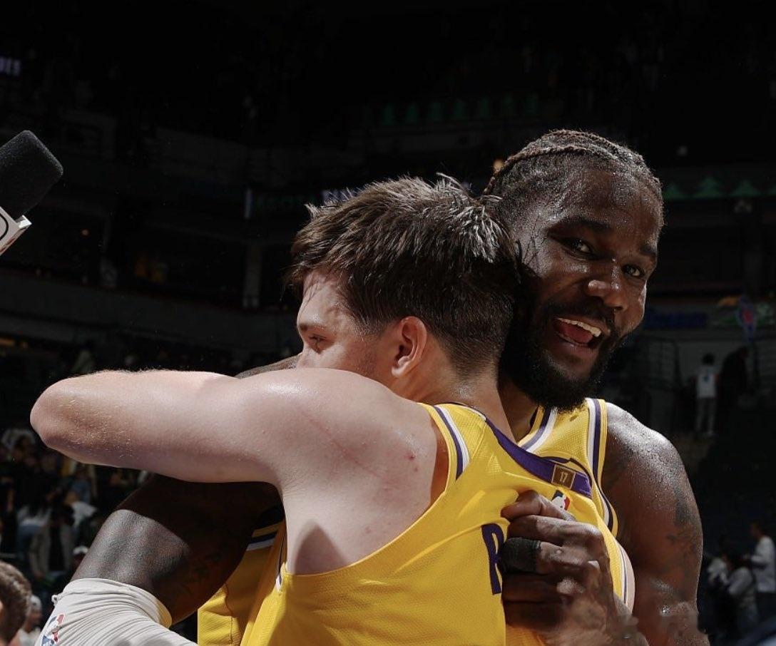 里夫斯胳膊上这大血杠子，森林狼球员们该修修指甲了[doge][doge]里夫斯绝杀森林狼