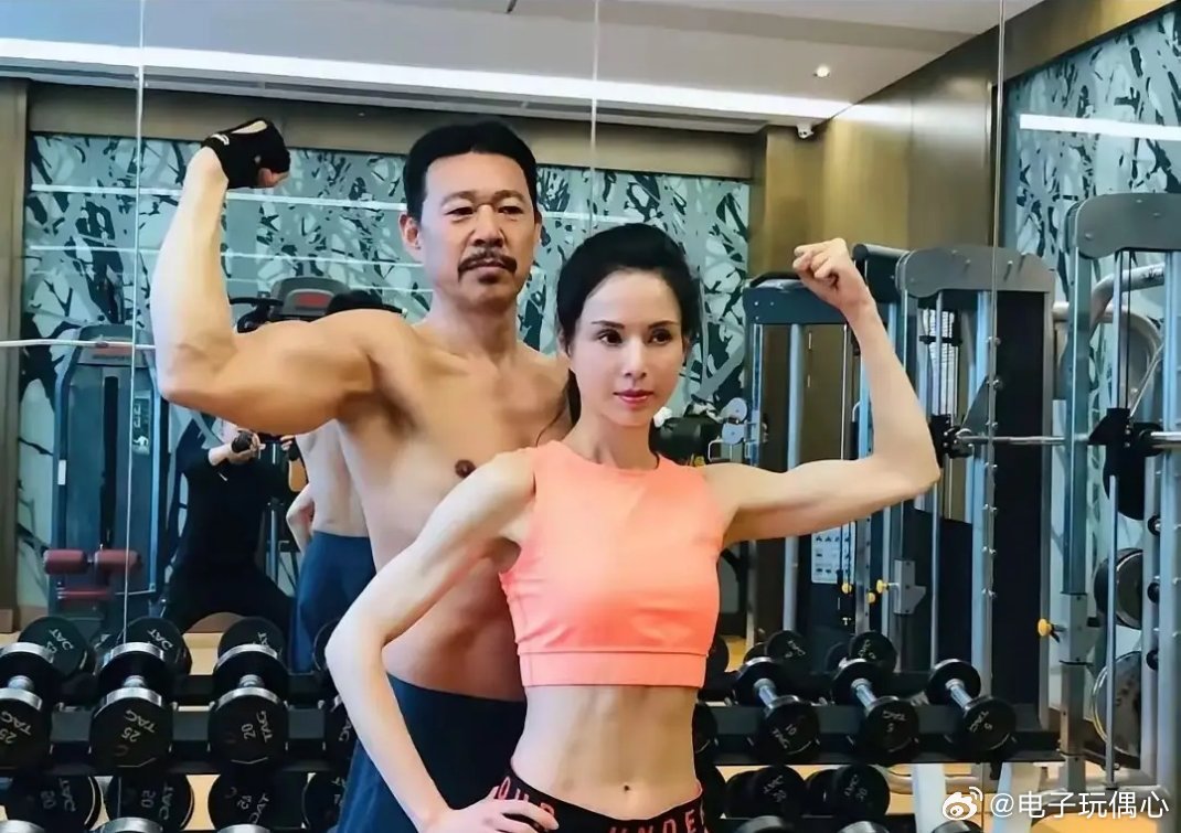 70岁张丰毅和60岁李若彤一起健身这身材完全看不出来两人相差10岁