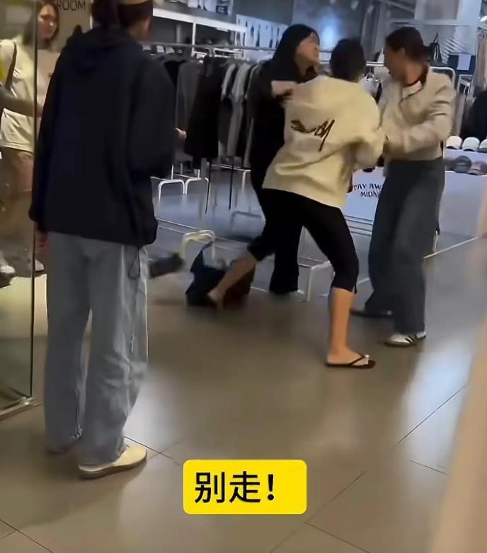 9月9日，韩国首尔弘大入口站附近的AKPLAZA商场内，一名中国女生和一名推着