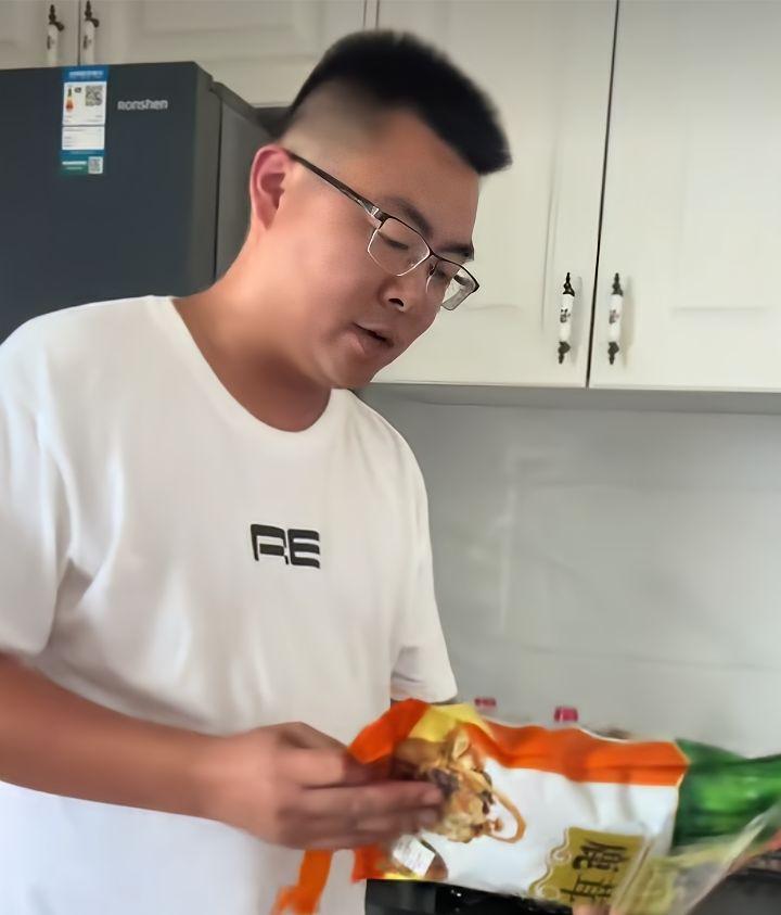 十一国庆，郭威一家到处游玩，网友问，为什么不去看许婆婆，田静回答，这个问题，你问