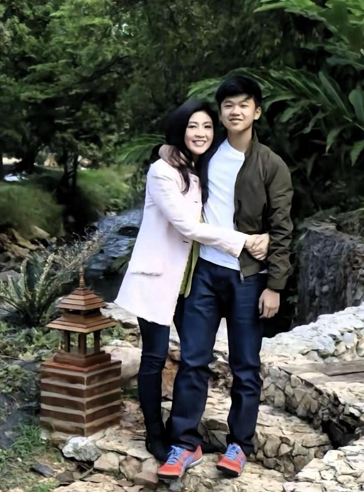 哇！这张合影看着太暖心了！有着亚洲第一美女之称的她气质端庄优雅，褪去政坛光环，和