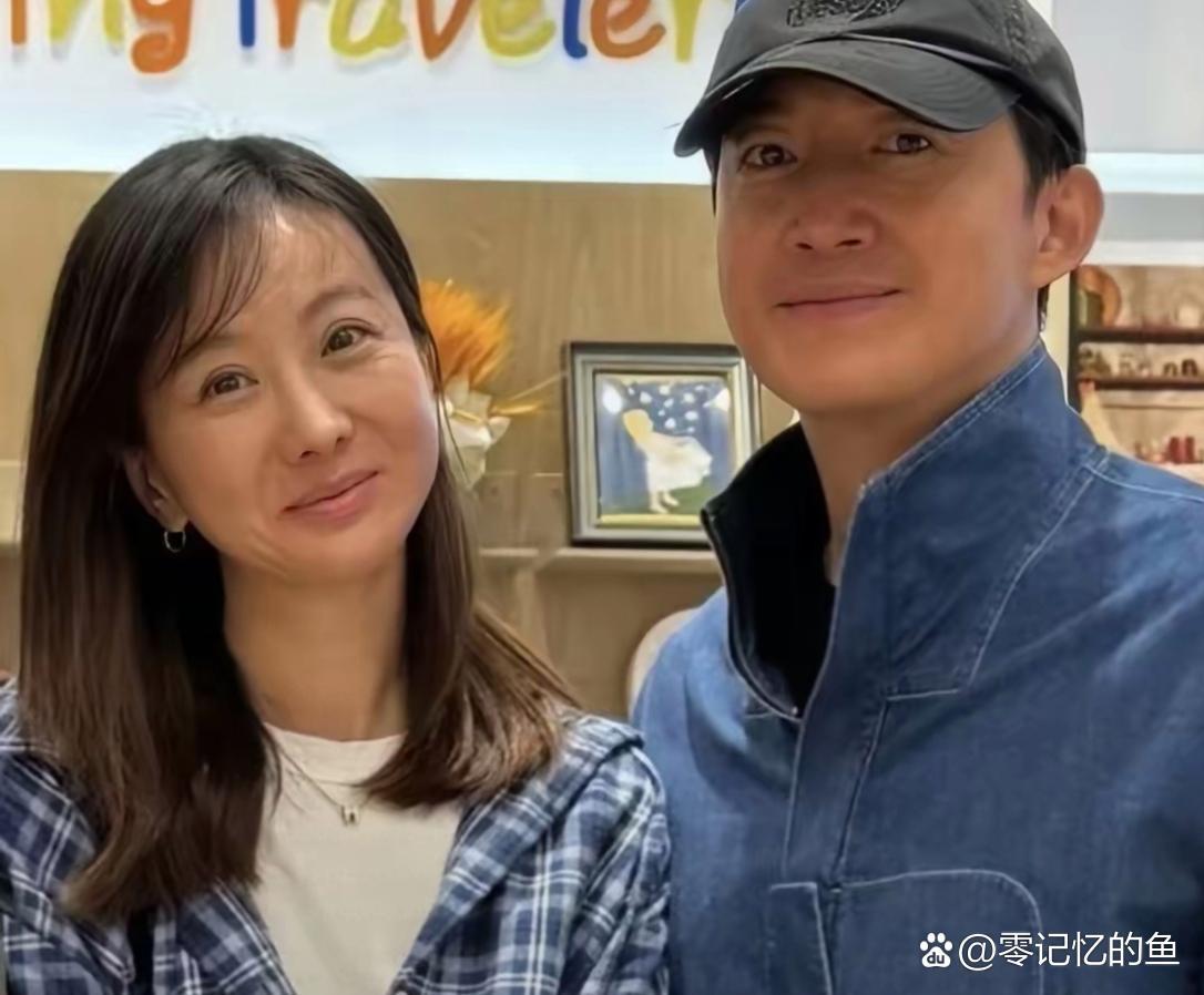 王阳的女儿和妈妈长得一模一样。