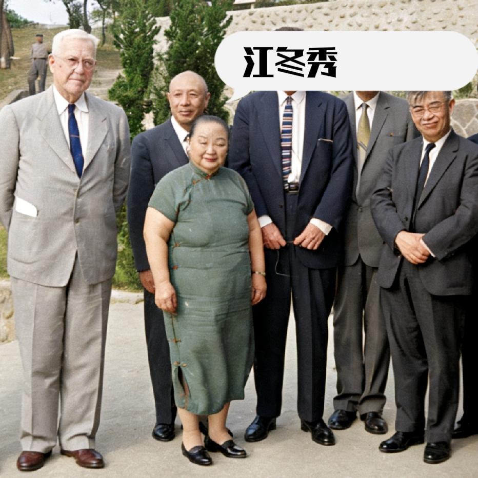 1963年，胡适的夫人江冬秀，偕同友人前往墓前祭奠亡夫，这一幕被镜头定格成了一张