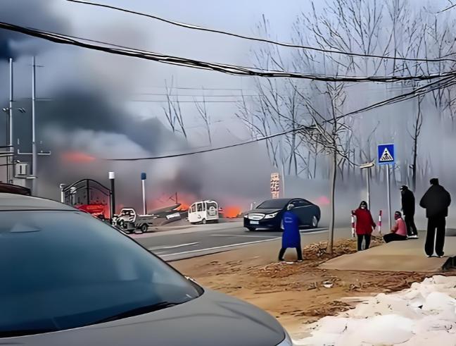 江苏连云港东海县烟花爆竹爆炸事件，共造成8人死亡2人被轻微灼伤。爆燃原因