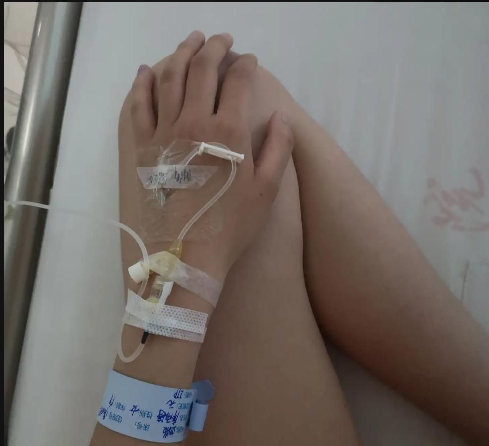 42岁，两个孩子的爸爸，胃痛背酸——一直以为是“小毛病”。二十天后，全身发黄。