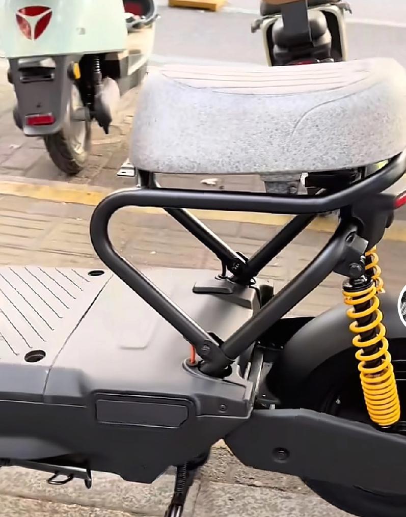 这种残疾车不太好卖，速度提不起来，还没有储物空间。买电动车的人真正需求是什么呢？