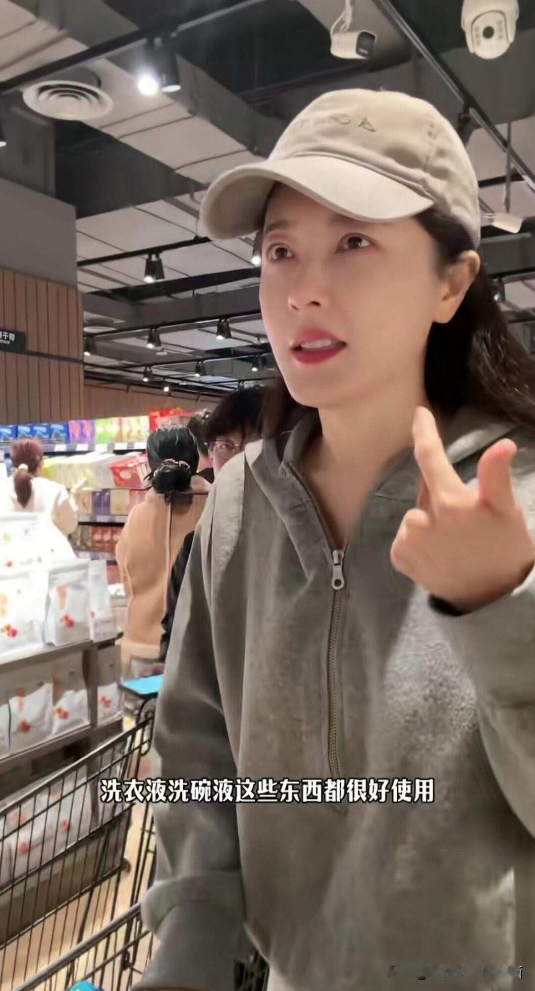 49岁的曾黎本人看起来有点油腻，嘴角向下，面相不是那么柔和，颜值没有传说中的高。
