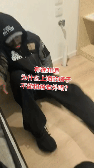 一名非洲黑人男子想在上海租房子住。结果连续他跑了好几个地方都没有租到房子？无