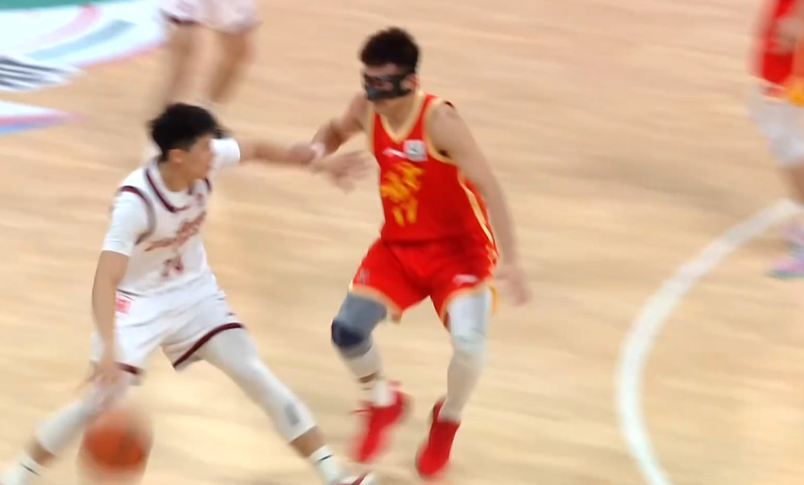 李悦洲这个体型，比孙铭徽都要小一圈，而且身高跟孙铭徽差不多。。。。。。按理来说，