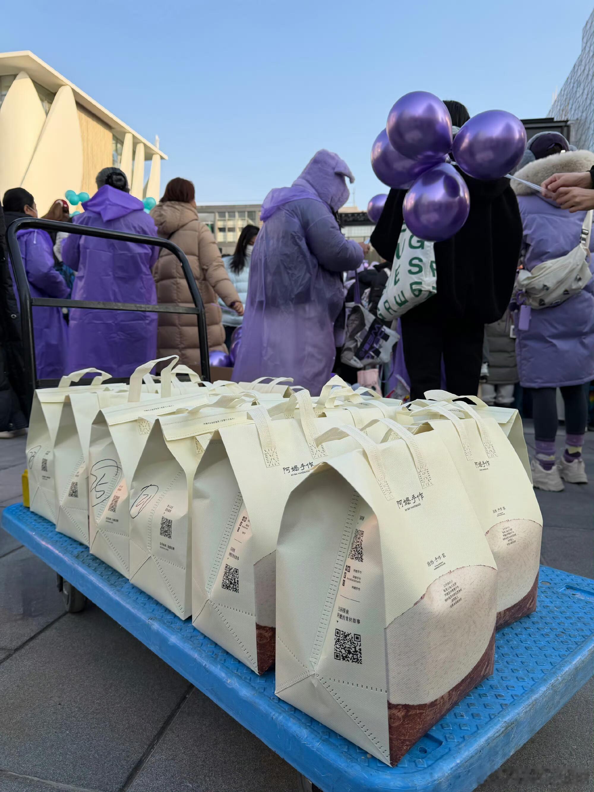 邓为给参加线下应援的钻石们买了热饮和暖宝宝，钻为己有又kdl