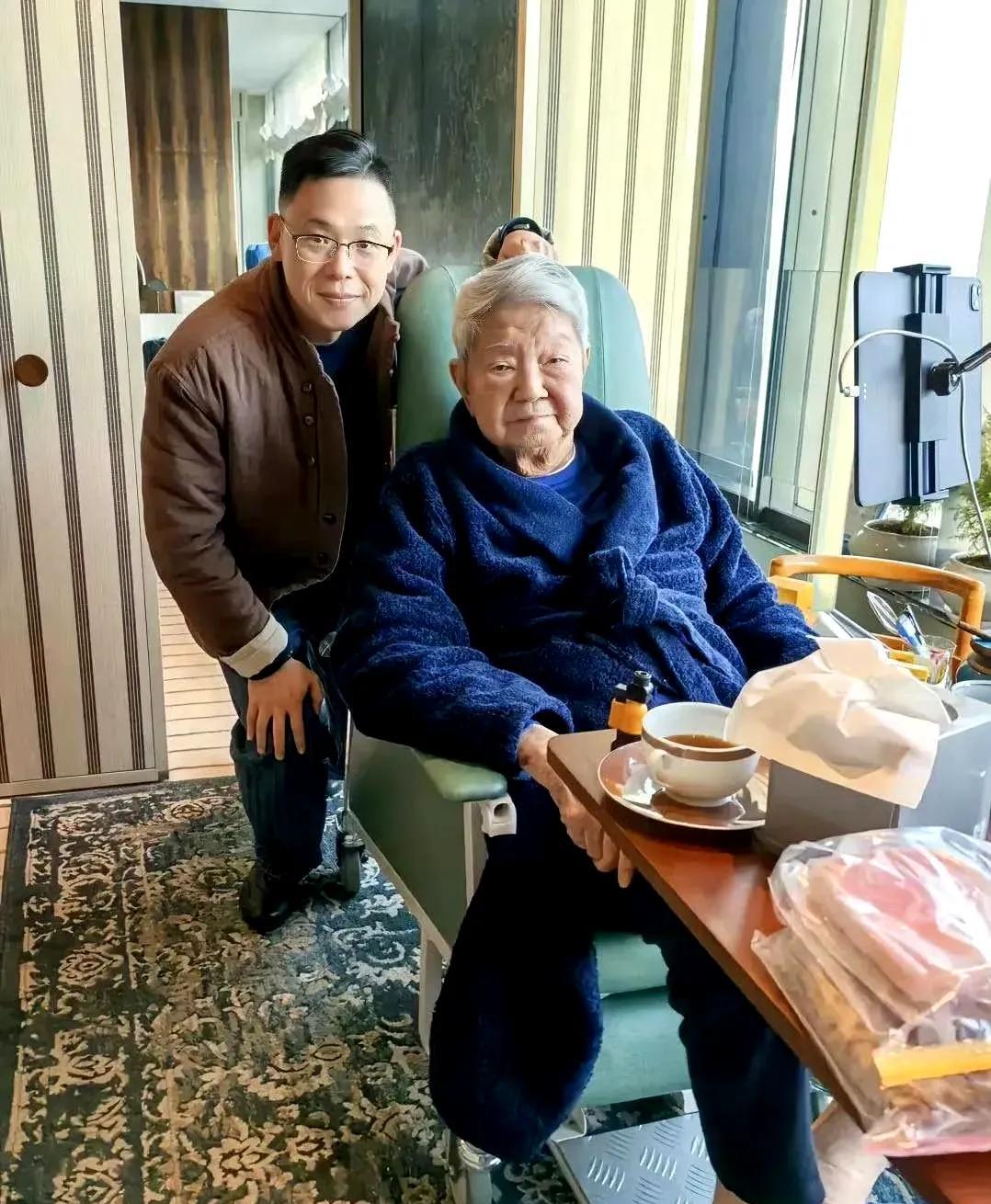 【#蔡澜先生安详离世#】遵照蔡澜先生生前意愿，为避免叨扰亲友，其身后事一切从简