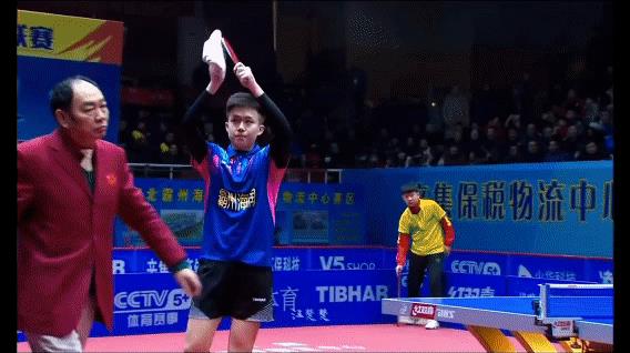 是从小就听话的头头啊。打乒超的时候因为感冒了，妈妈让他穿着秋衣，孩子就真的在球衣