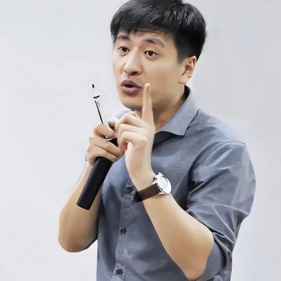 我表姐之前跟张雪峰连过麦，她悄悄跟我说，千万别被网上骗了，张雪峰的话千万不能