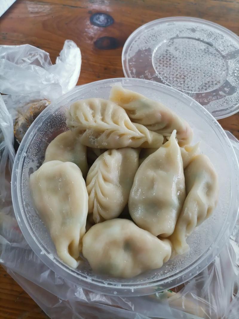 我怀孕6个多月了。今天突然想吃饺子，就去买了点菜回来包。谁知我刚煮熟，在我转身去