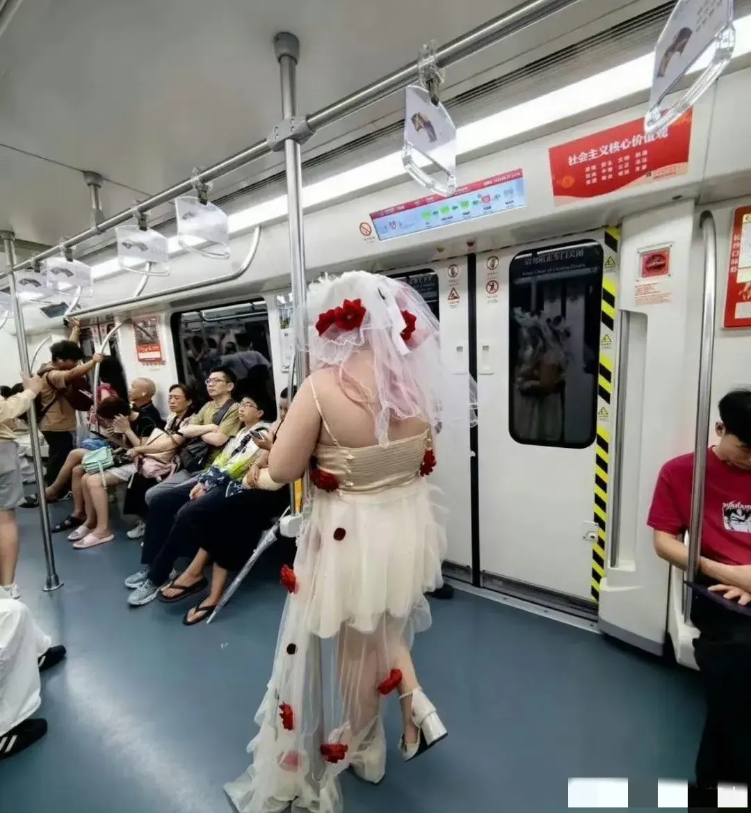 佩服这孩子的勇气，也感叹现在人们的包容心