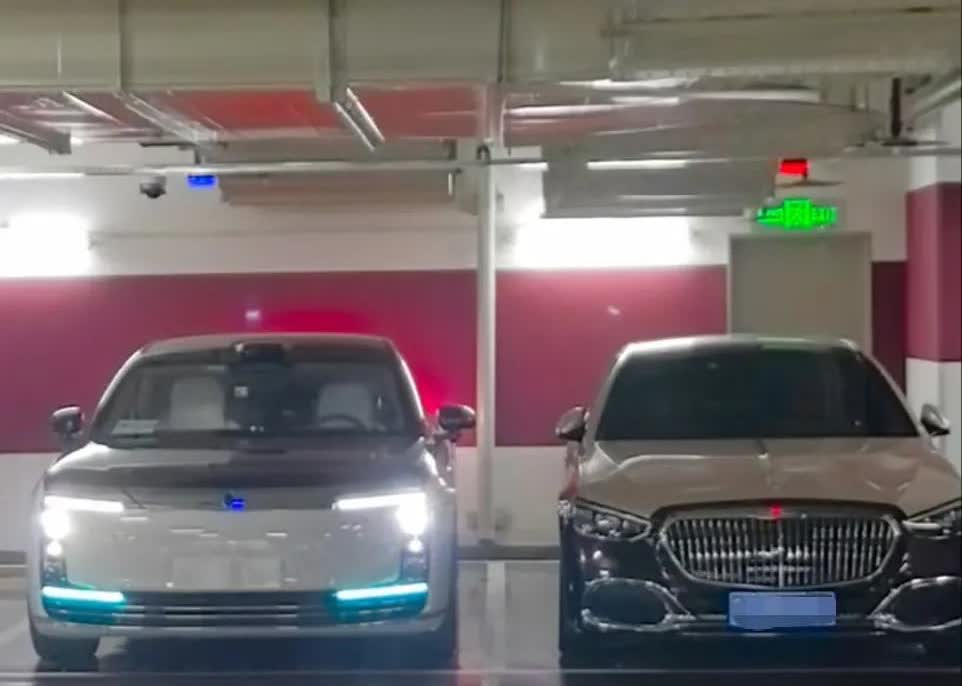 左边是80万的华为尊界S800，右边是380万的奔驰迈巴赫S680。这两辆车的外