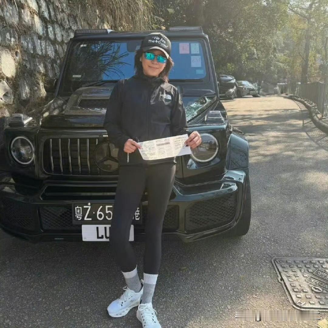 新年，香港警察的牛肉干加价，刘嘉玲表示：“新年第一份礼物：来自交警的爱心红包”，