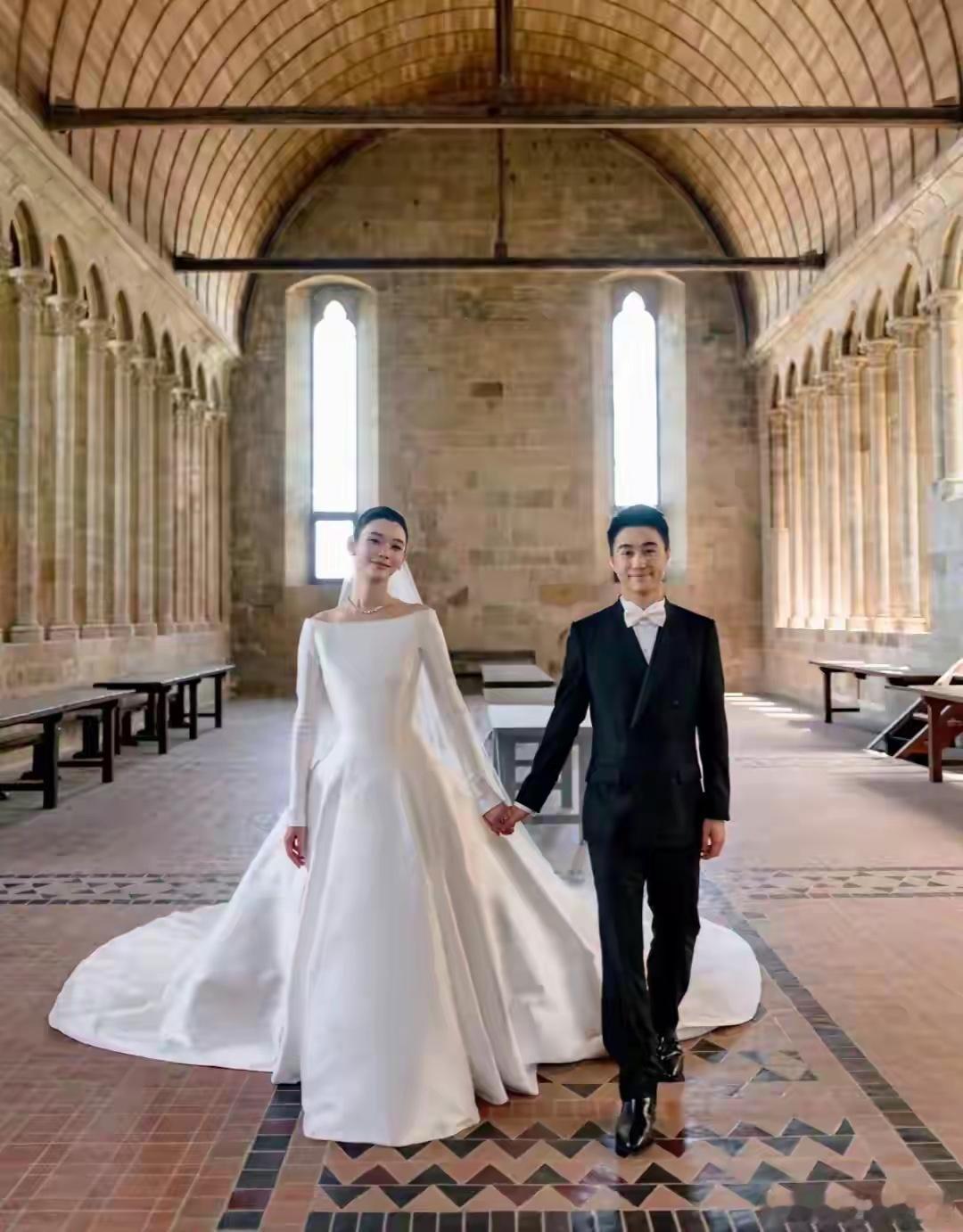 奚梦瑶晒照感谢婆婆，婚礼上戴了三件她的珠宝，头纱珍珠别针很美！