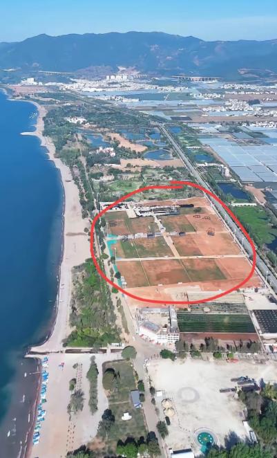 华晨宇抚仙湖演唱会场地想过离湖会很近，但没想到这么近。可以看到，为了演唱会场地