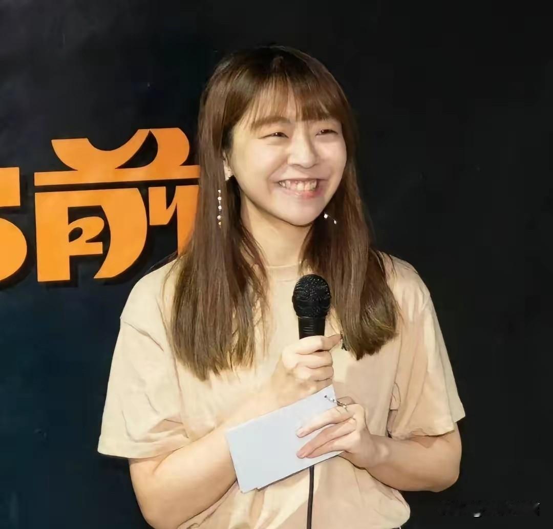 太可惜了，这么可爱的姑娘，不到30岁就去世了。施可莹，香港节目主持人，精通四