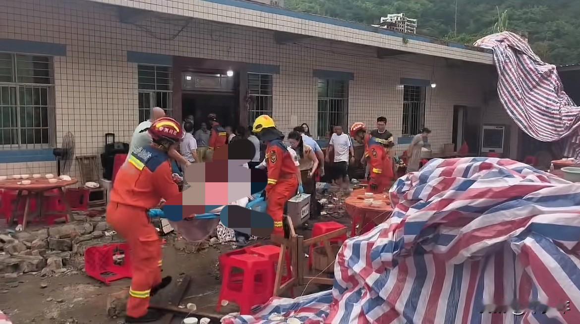 四川宜宾升学宴女儿墙垮塌造成重大伤亡，这是一场本不该发生的悲剧！这户人家家庭